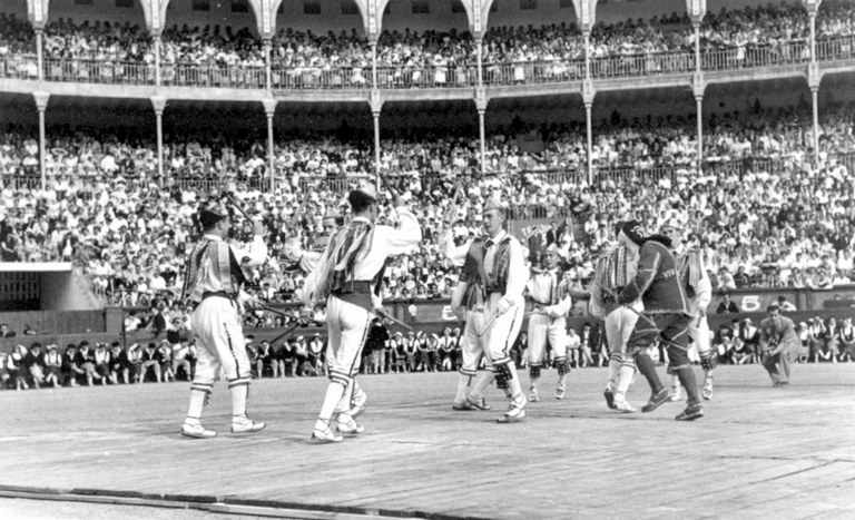 1952-08-03_Iruñeko dantzariak Donostiako zezen plazan dantzan