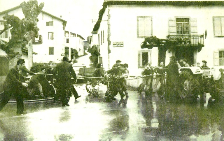 Artedrama artefakto politiko gisa: Iholdiko 1974ko toberak Artedrama artefakto politiko gisa: Iholdiko 1974ko toberak