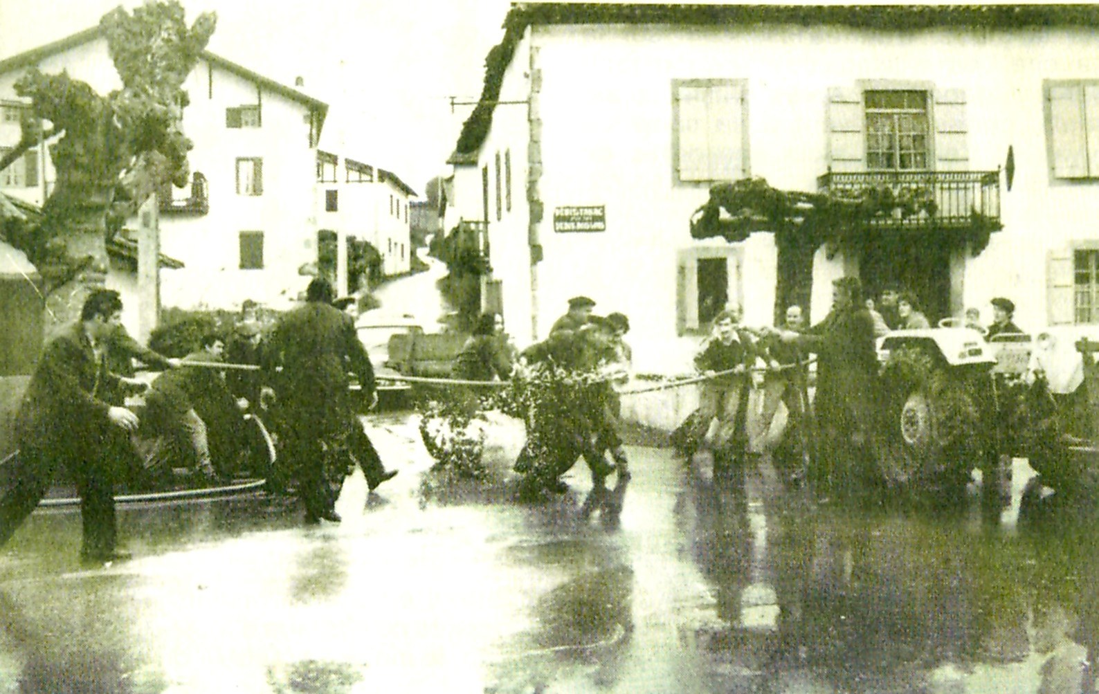 Artedrama artefakto politiko gisa: Iholdiko 1974ko toberak