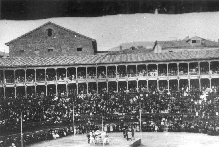 Otsagabiko dantzariak 1920ko uztailaren 18an Iruñeko zezen-plazan dantzan. Iruñeko udal artxibategia. Arazuriren bilduma Otsagabiko dantzariak 1920ko uztailaren 18an Iruñeko zezen-plazan dantzan. Iruñeko udal artxibategia. Arazuriren bilduma