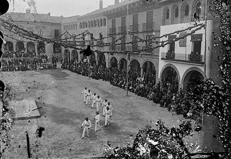 Jakin liteke argazki bati begira zein mutil-dantza egiten ari diren?