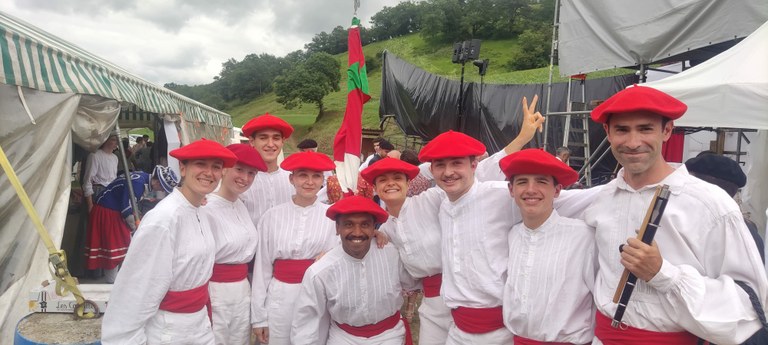 Biba Gamere Zihigako ezpata-dantzariak!