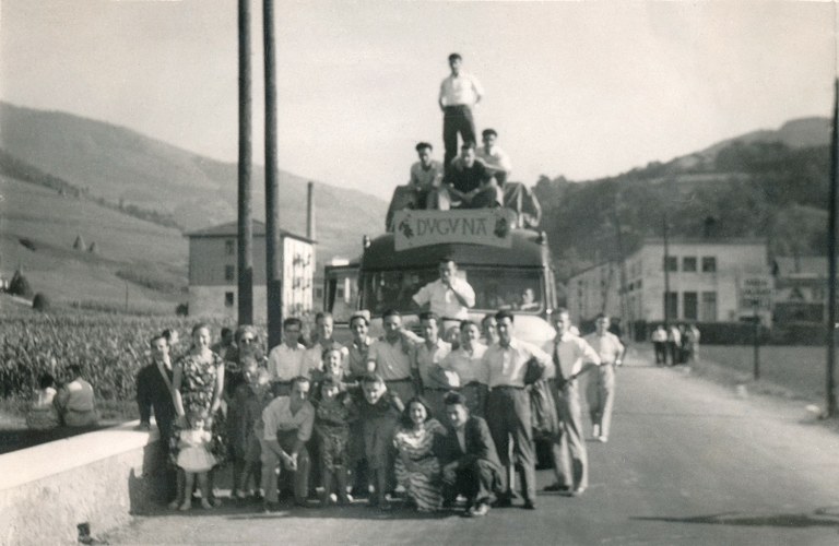 Duguna - Iruñeko dantzarion izenaz eta izanaz