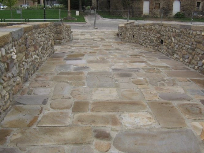 Iruñea eta Beasain galtzada-harriek lotuta