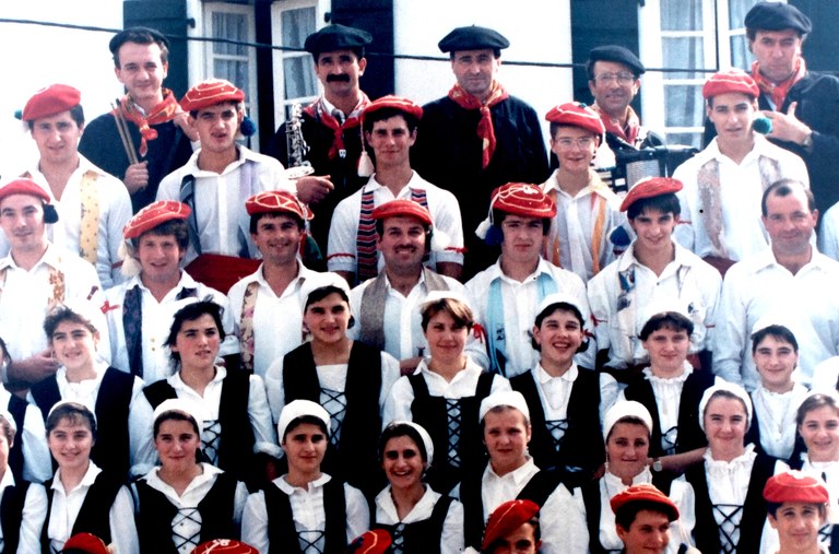 Kabalkadak Lasan, harro-harro plazaren erdian dantzan