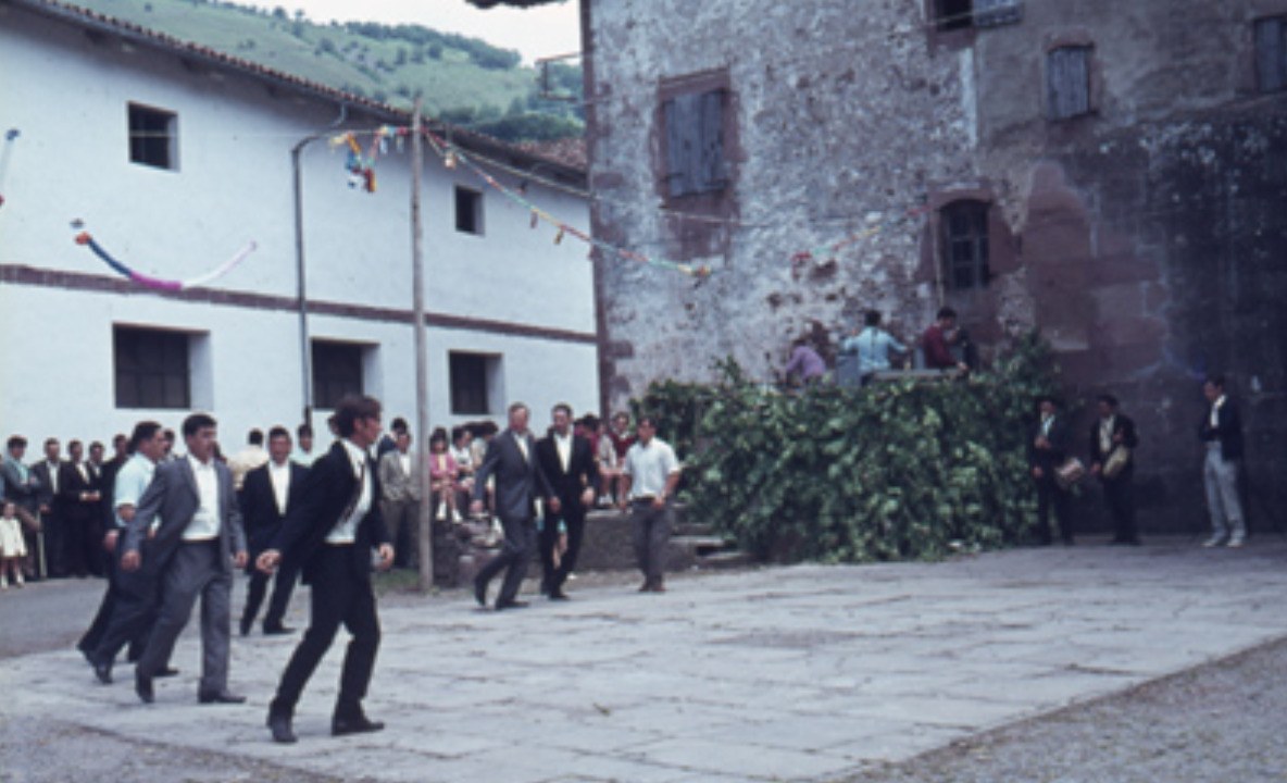 Papax Fagoaga, mutil-dantzaria 1970 hamarkadatik: 'Dantzara atera nintzenean Maurizio ez zen gelditzera ausartu'