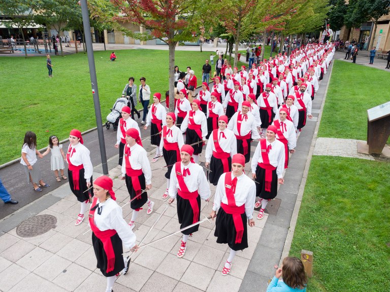 11 urte 111 dantzari 11 musikari