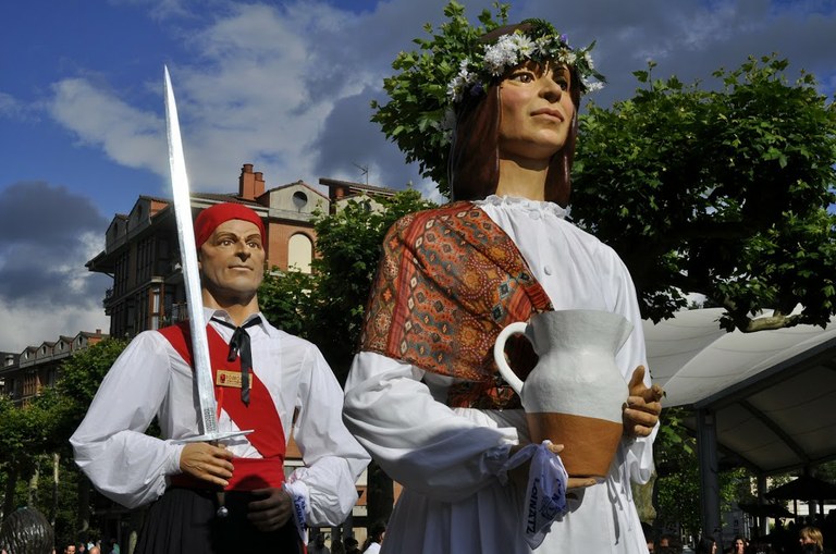 Dantzari erraldoiak Loinatzetan