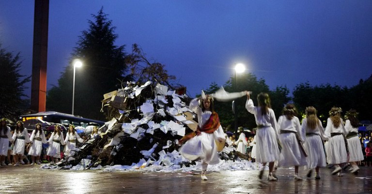 Erre ditugu zaharrak, ekarri berriak