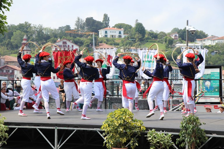 Loinazko dantzariak bi mende geroago Donibane Lohizunen Loinazko dantzariak bi mende geroago Donibane Lohizunen