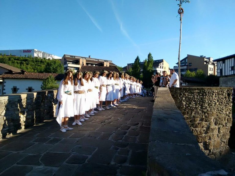 San Joan bezpera osatuz doa urtetik urtera