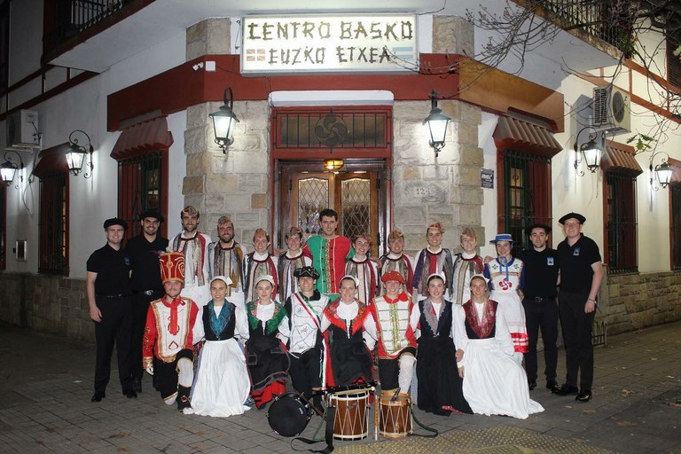 Dantza taldeen Euskal Herritik kanpoko emanaldiak diruz laguntzeko deialdia argitaratu du Etxeparek