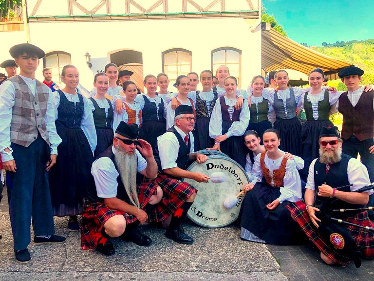 Alemania, Portugal, AEB, Gales... Non dabiltza euskal dantza taldeak?