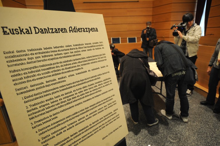 Euskal dantzaren adierazpena: sinadura bilketa Euskal dantzaren adierazpena: sinadura bilketa