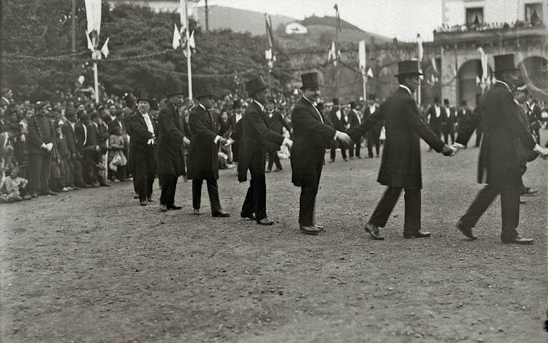 Biharamuneko soka-dantza: bakea eta bizikidetzaren dantza Biharamuneko soka-dantza: bakea eta bizikidetzaren dantza