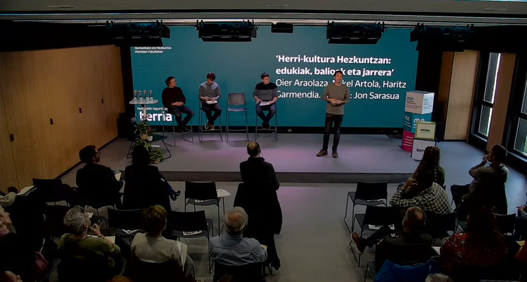 Euskal Kultura gaur eta bihar jardunaldia Herri-kultura hezkuntzan mahai-ingurua, Jon Sarasuak gidatuta, Mikel Artola, Haritz Garmendia eta Oier Araolazarekin. Aretxabaleta, Huhezi, Mondragon Unibertsitatea, 2026-02-27.