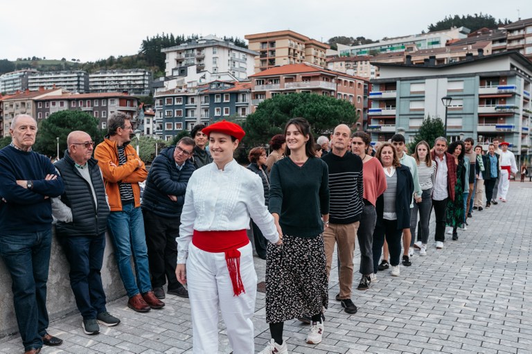 Deba eta Mutriku zubian eta sokan lotu dira dantzan