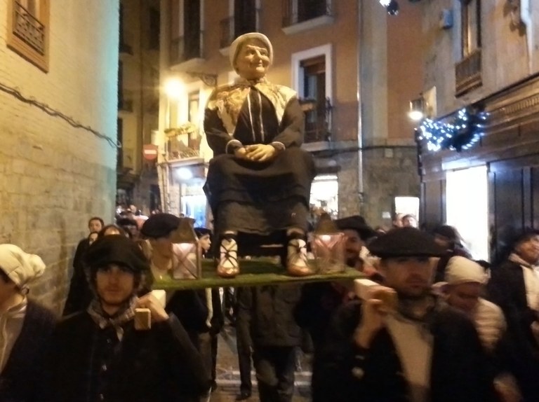 ♫ Queer Olentzero, buruhandia, entendimentu gabia... ♫ ♪ ♫ Queer Olentzero, buruhandia, entendimentu gabia... ♫ ♪