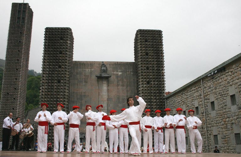 2008-08-27_Apostoluen-soka-dantza_01