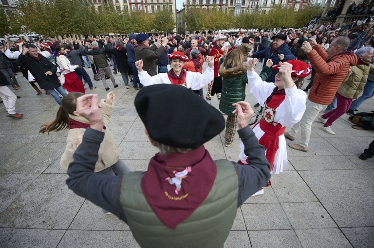 200 dantzarik osatutako sokarekin itxi dugu 75. urteurrena