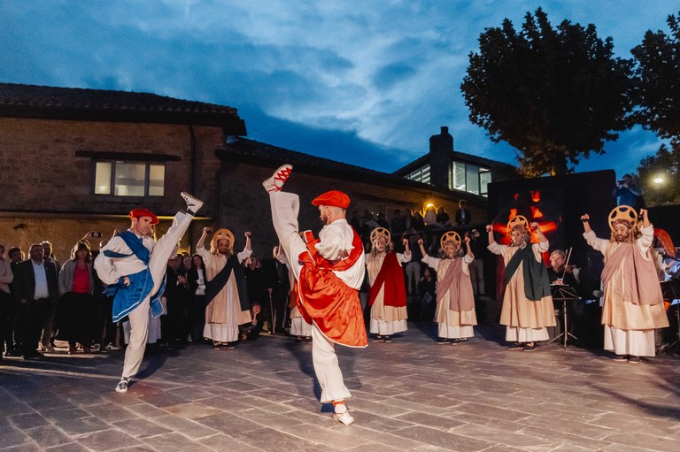 2025-10-21_Apostoluen-soka-dantza-Altzuzan-01 