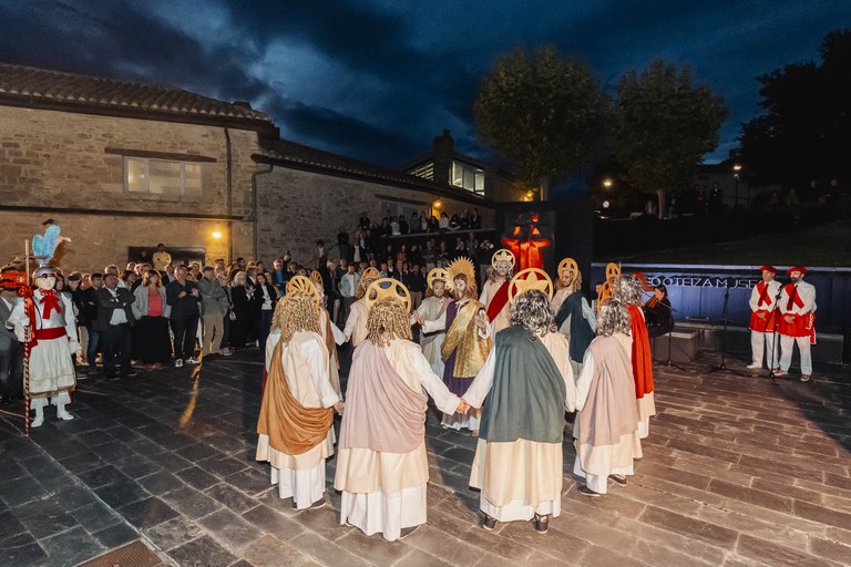 2025-10-21_Apostoluen-soka-dantza-Altzuzan-04