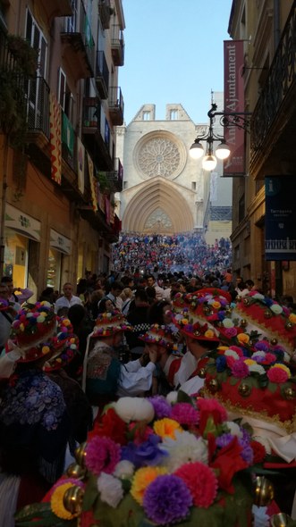 Tarragonako katedrala eta Plaça de les Cols-eko eskailerak lepo. Argazkia: Aritz Ibañez