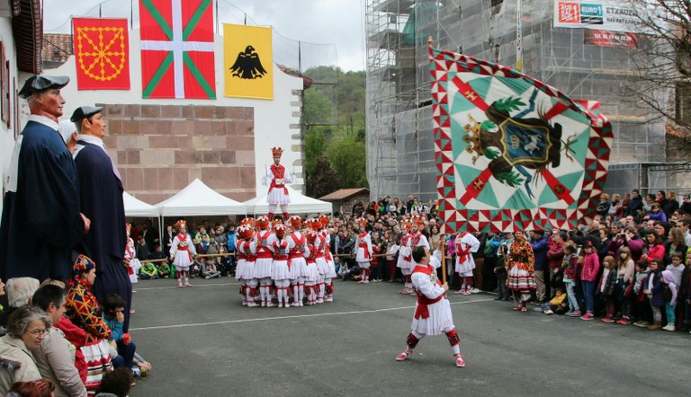 Baigorriko Nafarroaren egunean paseatu genuen ezpata-dantza