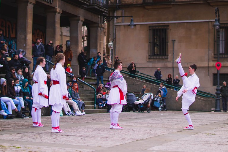 2022-04-09-Burguen-plaza-12