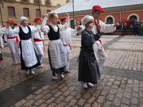 Dantzari txikiak Ezkaba mendiaren igoeran