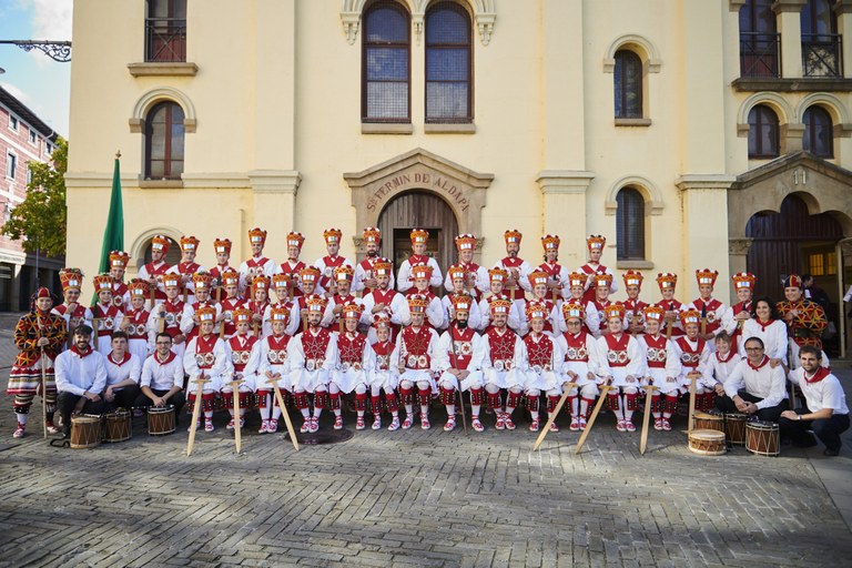 Dena prest hamabosgarren ezpata-dantzarako