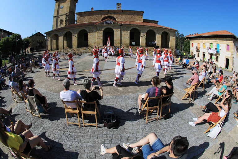 Dantzan aritu gara Iurretan, Udaberri kulturala programaren baitan