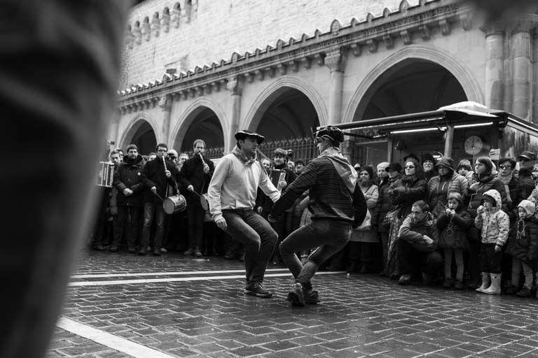 Elurra teilatuan, soka-dantza karrikan