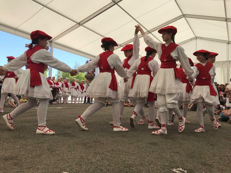 Erripagainan, oraingoan, dantzari txikiekin