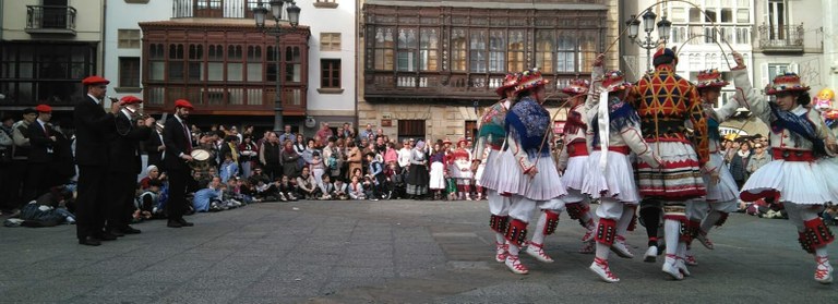 Esker mila Arrasateko gaiteroei! Esker mila Arrasateko gaiteroei!