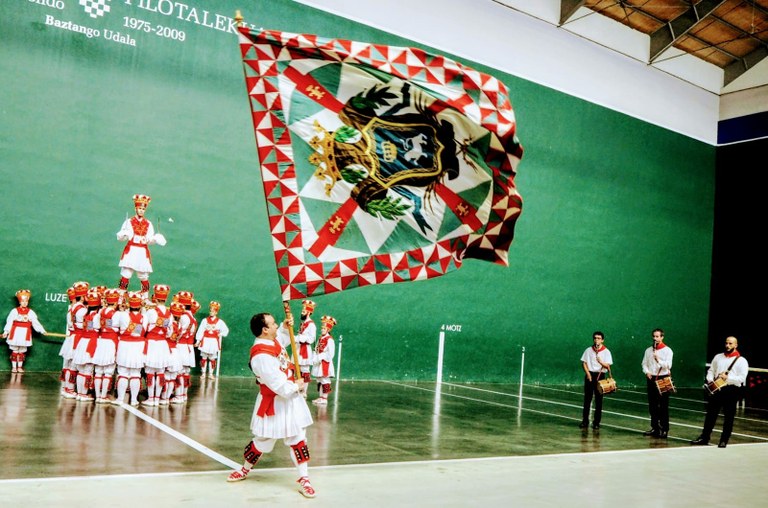 Euriak ilundutako ezpata-dantza Elizondon