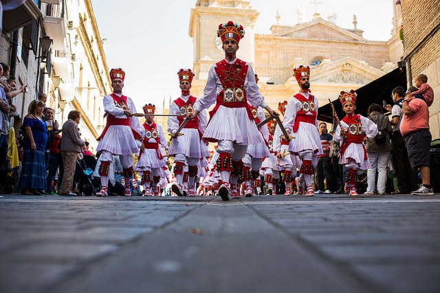 "Kriskitinek arrabots, berriz (zazpigarren aldiz) plazara gatoz!"