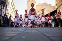 "Kriskitinek arrabots, berriz (zazpigarren aldiz) plazara gatoz!" "Kriskitinek arrabots, berriz (zazpigarren aldiz) plazara gatoz!"