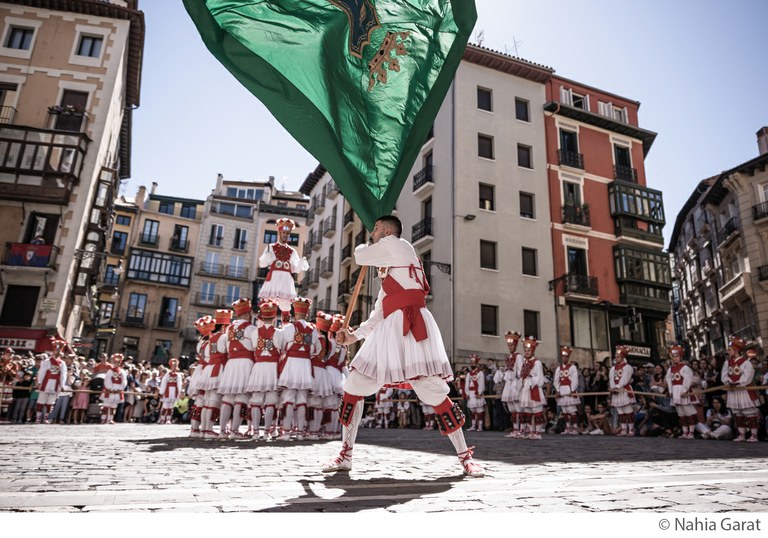 Ezpata-dantza karrikara hamabosgarrenez
