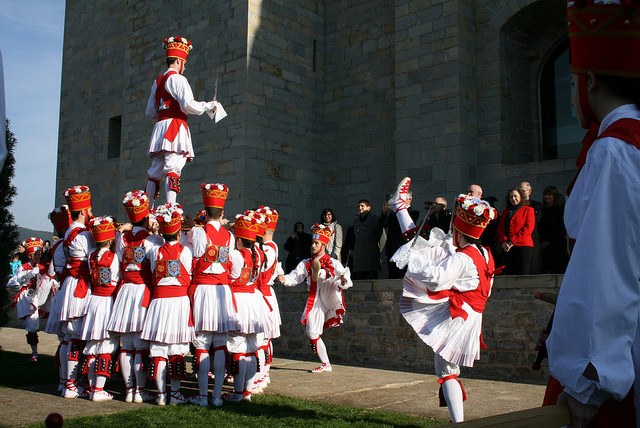 Ezpata-dantza Nafarroako erresumari aitortza ekitaldian, bihar
