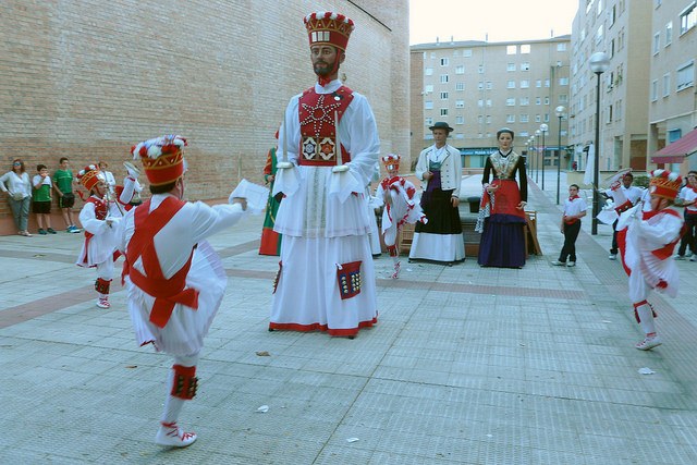 Ezpata-dantzari erraldoi bat 