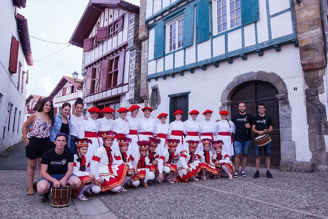 Ezpeletako Gauargi festibalean aritu dira Dugunako dantzari txikiak