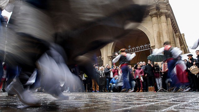 Hartzarekin batera esnatu gara, soka-dantzan