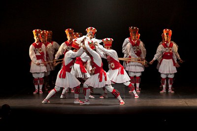  Ezpalak dantza tradizionalen nazioarteko jaialdiak Iruñean 10 urte eta Eibarren 11 bete dituen honetan, lehen edizio hartako protagonista berreskuratzea erabaki dugu. Hartara ezpata-dantzariz beteko zaizkigu larunbatean Iruñeko eta Igandea Eibarko karrikak.  Larunbatean lanpetuta ibiliko gara, ...