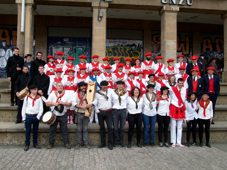 Lagun arteko soka-dantzan II. Oñatz eta Baztandarrak Lagun arteko soka-dantzan II. Oñatz eta Baztandarrak