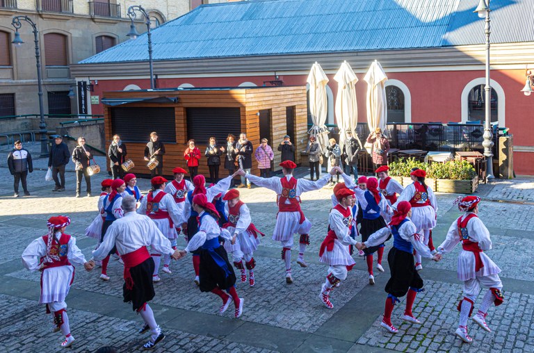 Lagun arteko soka-dantzan IV. Aurtzaka dantza taldea