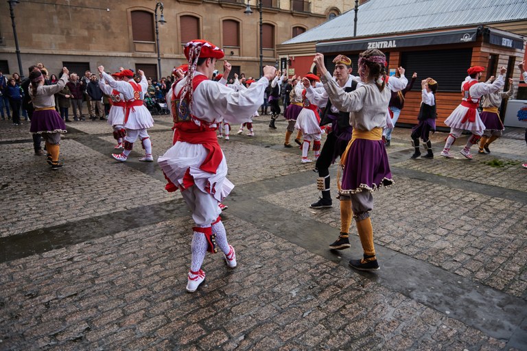 Lagun arteko soka-dantzan V. Otsagabiko eta Tuterako dantzariak