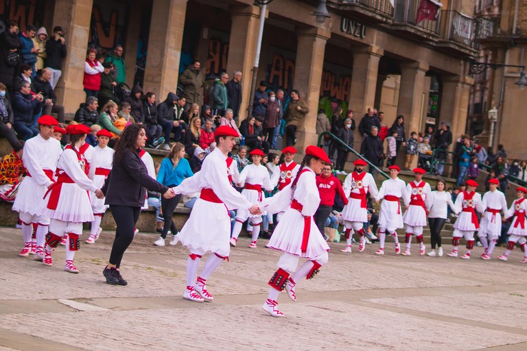 Lagun arteko soka-dantzan III. Haritz dantza taldea