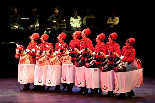 Larunbatean, Axuri-beltza ikuskizuna Baionan