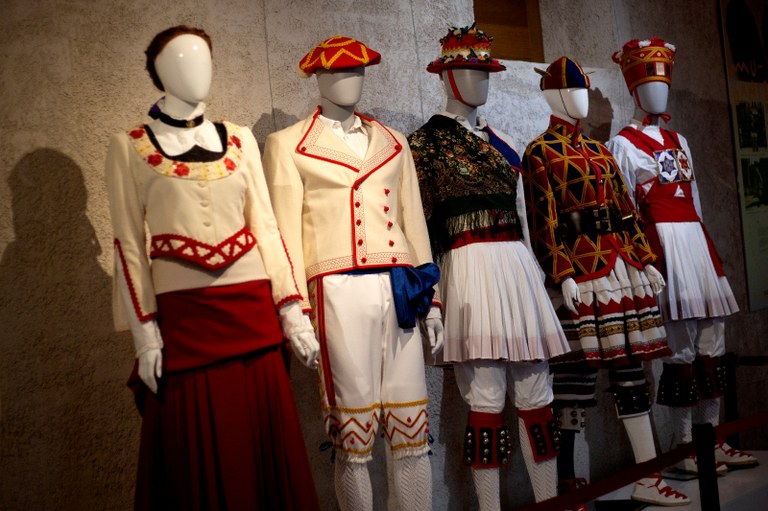 Mustu dugu 75. urteurreneko erakusketa